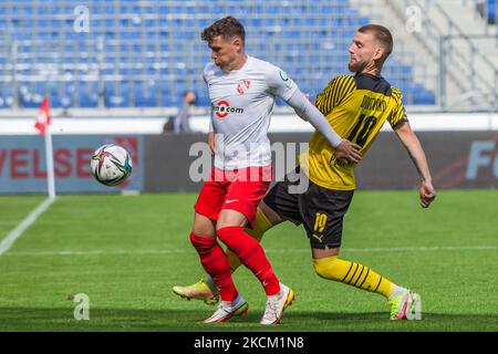 Ole Pohlmann (rechts) von Borussia Dortmund II und Florian Riedel (links) vom TSV Havelse kämpfen um den Ball während des 3. Liga-Spiel zwischen TSV Havelse und Borussia Dortmund II in der HDI-Arena am 05. September 2021 in Hannover. (Foto von Peter Niedung/NurPhoto) Stockfoto