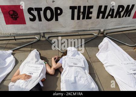 LONDON, VEREINIGTES KÖNIGREICH - 06. SEPTEMBER 2021: Aktivisten des Extinction Rebellion inszenieren ein Einsterben auf dem Parliament Square, während Abgeordnete nach einer Sommerpause am 06. September 2021 in London, England, in das Unterhaus zurückkehren. Die Demonstranten machen auf die Klima- und ökologische Notlage im Vorfeld des bevorstehenden Gipfeltreffens COP26 in Glasgow im November aufmerksam. (Foto von Wiktor Szymanowicz/NurPhoto) Stockfoto