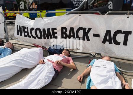 LONDON, VEREINIGTES KÖNIGREICH - 06. SEPTEMBER 2021: Aktivisten des Extinction Rebellion inszenieren ein Einsterben auf dem Parliament Square, während Abgeordnete nach einer Sommerpause am 06. September 2021 in London, England, in das Unterhaus zurückkehren. Die Demonstranten machen auf die Klima- und ökologische Notlage im Vorfeld des bevorstehenden Gipfeltreffens COP26 in Glasgow im November aufmerksam. (Foto von Wiktor Szymanowicz/NurPhoto) Stockfoto