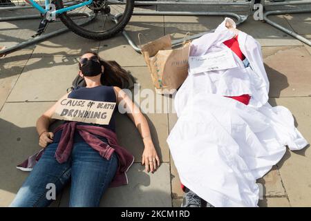 LONDON, VEREINIGTES KÖNIGREICH - 06. SEPTEMBER 2021: Aktivisten des Extinction Rebellion inszenieren ein Einsterben auf dem Parliament Square, während Abgeordnete nach einer Sommerpause am 06. September 2021 in London, England, in das Unterhaus zurückkehren. Die Demonstranten machen auf die Klima- und ökologische Notlage im Vorfeld des bevorstehenden Gipfeltreffens COP26 in Glasgow im November aufmerksam. (Foto von Wiktor Szymanowicz/NurPhoto) Stockfoto