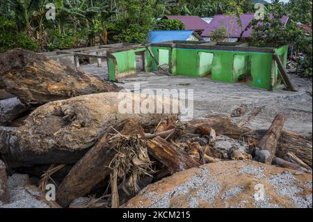 Am 6. September 2021 stapelten sich in der Nähe eines beschädigten Hauses in Rogo Village, South Dolo District, Sigi Regency, Central Sulawesi Province, Indonesien, Holzstücke, die während der Nachbeben der Sturzfluten fortgetragen wurden. Nachdem das Dorf am Samstag (29. August 2021) von Sturzfluten heimgesucht wurde, wurde es am Sonntag (5. September 2021) in der Nacht erneut von einer Sturzflut heimgesucht, die dazu führte, dass Dutzende von Häusern in Schlamm getaucht wurden und Hunderte von Bewohnern an sichere Orte zurückkehrten. Die Sturzflut im Dorf war das vierte Mal seit November 2020. Die Topographie des Gebietes am Fuße eines Berges Stockfoto