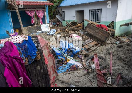 Nach den Nachbeben der Überschwemmungen im Dorf Rogo, Bezirk South Dolo, Sigi Regency, Provinz Central Sulawesi, Indonesien, am 6. September 2021 wurden die Habseligkeiten der Bewohner vor beschädigten Häusern verstreut. Nachdem das Dorf am Samstag (29. August 2021) von Sturzfluten heimgesucht wurde, wurde es am Sonntag (5. September 2021) in der Nacht erneut von einer Sturzflut heimgesucht, die dazu führte, dass Dutzende von Häusern in Schlamm getaucht wurden und Hunderte von Bewohnern an sichere Orte zurückkehrten. Die Sturzflut im Dorf war das vierte Mal seit November 2020. Die Topographie des Gebietes am Fuß Stockfoto