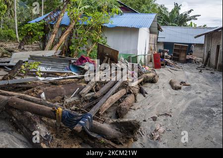 Die Bewohner befinden sich vor ihren Häusern, die nach einer weiteren Sturzflut im Dorf Rogo, Bezirk South Dolo, Sigi Regency, Provinz Central Sulawesi, Indonesien, am 6. September 2021 in Schlamm und Sand vergraben wurden. Nachdem das Dorf am Samstag (29. August 2021) von Sturzfluten heimgesucht wurde, wurde es am Sonntag (5. September 2021) in der Nacht erneut von einer Sturzflut heimgesucht, die dazu führte, dass Dutzende von Häusern in Schlamm getaucht wurden und Hunderte von Bewohnern an sichere Orte zurückkehrten. Die Sturzflut im Dorf war das vierte Mal seit November 2020. Die Topographie des Gebiets am foo Stockfoto