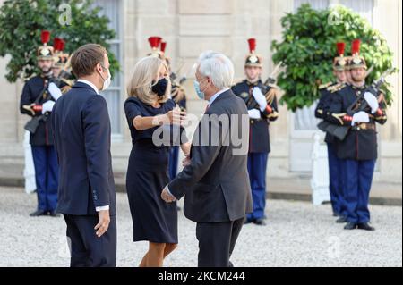 FRANKREICH â €“ PARIS â €“ POLITIK â €“ CHILE â €“ PINERA - MACRON â €“ Brigitte Macron, Frau des französischen Präsidenten Emmanuel Macron begrüßt chilenischen Präsidenten Sebastian Pinera für ein Treffen im Elysee-Palast in Paris â €“ 06. September 2021, Paris (Foto von Daniel Pier / NurPhoto) Stockfoto