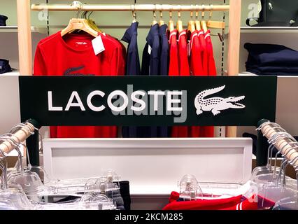 Das Lacoste-Logo ist am 31. August 2021 in einem Geschäft in Krakau, Polen, zu sehen. (Foto von Jakub Porzycki/NurPhoto) Stockfoto