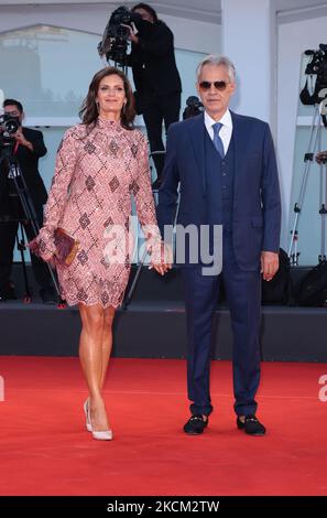 Veronica Berti, Andrea Bocelli besucht den roten Teppich des Films 'La Caja' während der Internationalen Filmfestspiele von Venedig 78. am 06. September 2021 in Venedig, Italien. (Foto von Matteo Chinellato/NurPhoto) Stockfoto