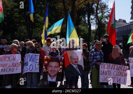 Demonstranten halten Plakate, Staatsflaggen und Porträts des selbsternannten Präsidenten von Belarus Alexander Lukaschenko und des Präsidenten der Ukraine Wolodymyr Zelenskyy, die vor dem ukrainischen Parlament in Kiew, Ukraine, Flüge zwischen der Ukraine und Weißrussland zulassen, am 7. September 2021. (Foto von Sergii Chartschenko/NurPhoto) Stockfoto