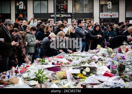 Am 16. November 2015, drei Tage nach den Anschlägen vom 13. November 2015, bei denen 130 Menschen getötet und mehr als 400 bei einer Reihe von Anschlägen verletzt wurden, die mehrere Orte in Paris, darunter das Stade de France, getroffen haben, Café-Terrassen und der Konzertsaal von Bataclan die Emotionen sind in den Straßen von Paris am Höhepunkt, wie hier der Place de la République, wo Dutzende von Menschen kamen, um Blumen, Kerzen und Botschaften an den Fuß der Statue der Republik zu Ehren der Opfer zu legen. (Foto von Samuel Boivin/NurPhoto) Stockfoto