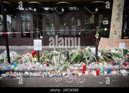 Am 16. November 2015, drei Tage nach den Anschlägen vom 13. November 2015, bei denen 130 Menschen getötet und mehr als 400 bei einer Reihe von Anschlägen verletzt wurden, die mehrere Orte in Paris, darunter das Stade de France, getroffen haben, Die Terrassen des Cafés und der Konzertsaal des Bataclan-Gefühls sind in den Straßen von Paris auf ihrem Höhepunkt, wie hier vor dem Café 'La Bonne Bière', wo Passanten sich versammeln und Blumen legen, Kerzen und Botschaften zu Ehren der Opfer vor einem der Orte, an denen die Angriffe noch immer durch den Einschlag von Kugeln gekennzeichnet waren. (Foto von Samuel Boivin/NurPhoto) Stockfoto