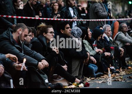 Am 16. November 2015, drei Tage nach den Anschlägen vom 13. November 2015, bei denen 130 Menschen getötet und mehr als 400 bei einer Reihe von Anschlägen verletzt wurden, die mehrere Orte in Paris, darunter das Stade de France, getroffen haben, Café-Terrassen und der Bataclan-Konzertsaal die Emotionen sind in den Straßen von Paris am Höhepunkt, wie hier vor dem Bataclan-Konzertsaal, wo Passanten sich versammeln und Blumen legen, Kerzen und Botschaften zu Ehren der Opfer vor einem der Orte, an denen die Angriffe noch immer durch den Einschlag von Kugeln gekennzeichnet waren. (Foto von Samuel Boivin/NurPhoto) Stockfoto