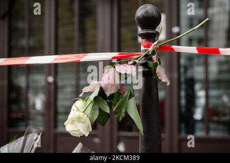 Am 16. November 2015, drei Tage nach den Anschlägen vom 13. November 2015, bei denen 130 Menschen getötet und mehr als 400 bei einer Reihe von Anschlägen verletzt wurden, die mehrere Orte in Paris, darunter das Stade de France, getroffen haben, Cafeterassen und der Konzertsaal von Bataclan in den Straßen von Paris ist die Emotion am Höhepunkt, wie hier vor der Terrasse von 'La Bonne Bière', wo eine Blume an einem Polizeiband zu Ehren der Opfer aufgehängt wird. (Foto von Samuel Boivin/NurPhoto) Stockfoto