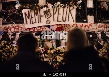 Am 26. November 2015, fast zwei Wochen nach den Anschlägen vom 13. November 2015, bei denen 130 Tote und mehr als 400 Verletzte bei einer Reihe von Angriffen auf mehrere Orte in Paris, darunter das Stade de France, in den Straßen von Paris sind die café-Terrassen und der Bataclan-Konzertsaal immer noch emotional. Wie hier auf dem Place de la République, wo sich viele Pariser immer wieder versammeln, um ihre Emotionen zu teilen und den Opfern vor der Statue der Republik zu huldigen, deren Sockel immer mit Blumen, Kerzen und Friedensbotschaften gefüllt ist, Inklusive dieser Bandelore mit dem Slogan 'Eve Stockfoto