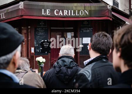 Am 16. November 2015, drei Tage nach den Anschlägen vom 13. November 2015, bei denen 130 Menschen getötet und mehr als 400 bei einer Reihe von Anschlägen verletzt wurden, die mehrere Orte in Paris, darunter das Stade de France, getroffen haben, Café-Terrassen und der Bataclan-Konzertsaal die Emotion ist in den Straßen von Paris am Höhepunkt, wie hier vor der Terrasse des Restaurants 'Le Carillon', wo Passanten sich versammeln und Blumen legen, Kerzen und Botschaften zu Ehren der Opfer vor einem der Orte, an denen die Angriffe noch immer durch den Einschlag von Kugeln gekennzeichnet waren. (Foto von Samuel Boivin/NurPhoto) Stockfoto