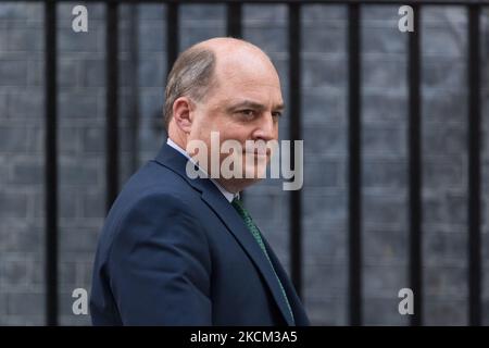 LONDON, VEREINIGTES KÖNIGREICH - 07. SEPTEMBER 2021: Verteidigungsminister Ben Wallace verlässt die Downing Street im Zentrum Londons, nachdem er an der ersten personellen Kabinettssitzung in diesem Jahr nach der Rückkehr des Parlaments nach der Sommerpause am 07. September 2021 in London, England, teilgenommen hatte. (Foto von Wiktor Szymanowicz/NurPhoto) Stockfoto