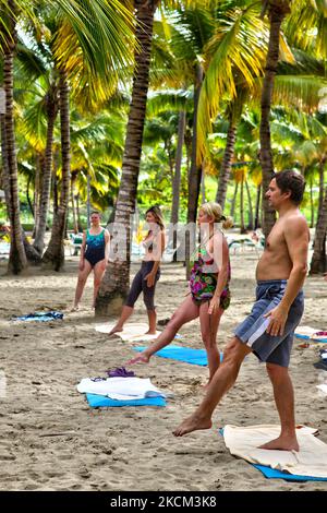 Touristen, die am 12. Dezember 2010 Aerobic-Übungen am Strand in Puerto Plata, Dominikanische Republik, durchführen. (Foto von Creative Touch Imaging Ltd./NurPhoto) Stockfoto