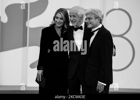 (ANMERKUNG DER REDAKTION: Dieses Bild wurde in Schwarzweiß konvertierbar) Ippolita Di Majo, Toni Servillo und Regisseur Mario Martone besuchen den roten Teppich des Films 'Qui Rido IO' während des Internationalen Filmfestivals von Venedig 78. am 07. September 2021 in Venedig, Italien. (Foto von Luca Carlino/NurPhoto) Stockfoto