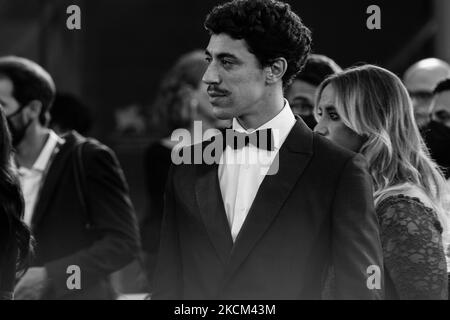 (ANMERKUNG DES HERAUSGEBERS: Dieses Bild wurde in Schwarzweiß übersetzt) Eduardo Scarpetta besucht den roten Teppich des Films 'Qui Rido IO' während des Internationalen Filmfestivals von Venedig 78. am 07. September 2021 in Venedig, Italien (Foto: Luca Carlino/NurPhoto) Stockfoto