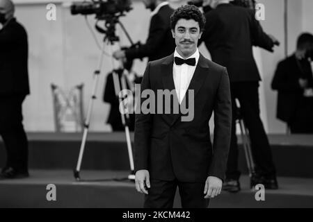 (ANMERKUNG DES HERAUSGEBERS: Dieses Bild wurde in Schwarzweiß übersetzt) Eduardo Scarpetta besucht den roten Teppich des Films 'Qui Rido IO' während des Internationalen Filmfestivals von Venedig 78. am 07. September 2021 in Venedig, Italien (Foto: Luca Carlino/NurPhoto) Stockfoto