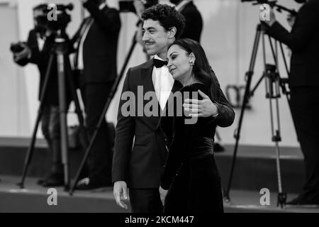 (ANMERKUNG DES HERAUSGEBERS: Dieses Bild wurde in Schwarzweiß übersetzt) Eduardo Scarpetta besucht den roten Teppich des Films 'Qui Rido IO' während des Internationalen Filmfestivals von Venedig 78. am 07. September 2021 in Venedig, Italien (Foto: Luca Carlino/NurPhoto) Stockfoto