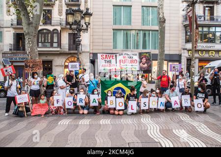 Demonstranten werden mit Spruchbändern gesehen, auf denen steht, mit Bolsonaro raus und den amazonas retten! Ohne amazonien gibt es keine Zukunft. Am Tag der Unabhängigkeit Brasiliens, dem 7. September, hat der Präsident Brasiliens, Jair Bolsonaro, seine Anhänger zu Demonstrationen im ganzen Land zusammengerufen und zu Drohungen gegen die Demokratie und einem möglichen Staatsstreich aufstachelt. Verschiedene Gruppen und politische Parteien im Land haben dagegen reagiert und Demonstrationen gegen den Präsidenten aufgerufen, in Barcelona hat eine Gruppe Brasilianer einen Akt gegen den Präsidenten auf den Ramblas durchgeführt (Foto: DAX Images/NurPhoto) Stockfoto