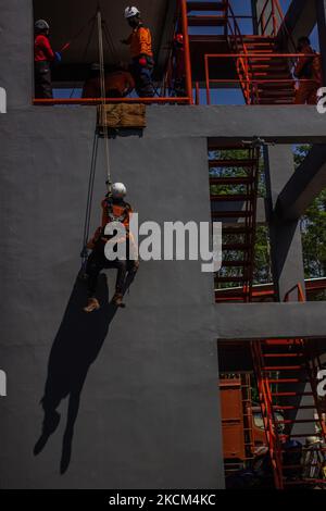 Mitarbeiter der National Search and Rescue Agency (BASARNAS) retten die Opfer am 08. September 2021 bei einer Höhenrettungsübung in Semarang, Zentraljava, Indonesien. (Foto von WF Sihardian/NurPhoto) Stockfoto