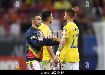 Nicolae Stanciu und Deian Sorescu in Aktion während des Qualifikationsrunden-Spiels der FIFA-Weltmeisterschaft zwischen Rumänien und Liechtenstein, das am 05. September 2021 in Bukarest gespielt wurde. (Foto von Alex Nicodim/NurPhoto) Stockfoto