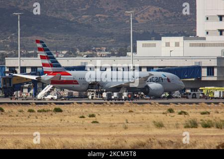 American Airlines Boeing 787 Dreamliner Flugzeuge wie gesehen, die am Start und der Flugphase vom Internationalen Flughafen Athen ATH LGAV in der Nähe der griechischen Hauptstadt abfliegen. Das moderne Großkarosserie-Flugzeug B787 hat die Zulassung N813AN und wird von 2x GE-Düsenmotoren angetrieben. American ist eine US-Fluggesellschaft mit Sitz in Fort Worth in Texas, die nach Flottengröße und beförderten Passagieren die größte Fluggesellschaft der Welt ist und Mitglied der oneworld-Luftfahrtallianz ist. Die Zahl der Passagiere im Weltflugverkehr sank aufgrund der Reisebeschränkungen und der Sicherheitsmaßnahmen wie Lockdowns, Quarantäne, Rapid und pcr-Tets Stockfoto