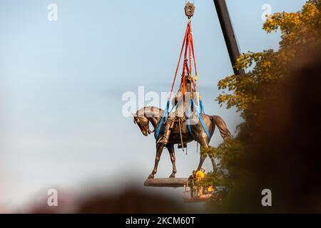 Die Statue des konföderierten Generals Robert E. Lee wird von seinem riesigen Sockel auf der Monument Avenue entfernt. Das oberste Gericht von Virginia entschied letzte Woche, dass das sechsstöckige Denkmal entfernt werden könnte. Es muss noch entschieden werden, ob das mit Anti-Rassismus-Graffiti bedeckte Podest angesichts seiner prominenten Rolle beim Anti-Rassismus-Aufstand von 2020 in Richmond entfernt wird. (Foto von Allison Bailey/NurPhoto) Stockfoto