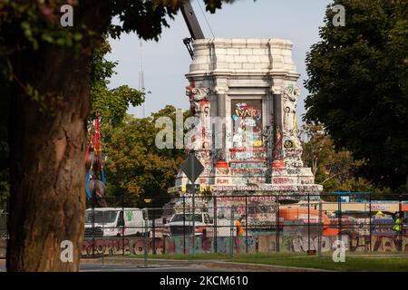 Die leere Basis der Statue des konföderierten Generals Robert E. Lee steht nach der Entfernung der Statue auf der Monument Avenue leer. Das oberste Gericht von Virginia entschied letzte Woche, dass das sechsstöckige Denkmal entfernt werden könnte. Es muss noch entschieden werden, ob das mit Anti-Rassismus-Graffiti bedeckte Podest angesichts seiner prominenten Rolle beim Anti-Rassismus-Aufstand von 2020 in Richmond entfernt wird. (Foto von Allison Bailey/NurPhoto) Stockfoto