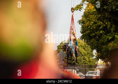 Die Statue des konföderierten Generals Robert E. Lee wird von seinem riesigen Sockel auf der Monument Avenue entfernt. Das oberste Gericht von Virginia entschied letzte Woche, dass das sechsstöckige Denkmal entfernt werden könnte. Es muss noch entschieden werden, ob das mit Anti-Rassismus-Graffiti bedeckte Podest angesichts seiner prominenten Rolle beim Anti-Rassismus-Aufstand von 2020 in Richmond entfernt wird. (Foto von Allison Bailey/NurPhoto) Stockfoto