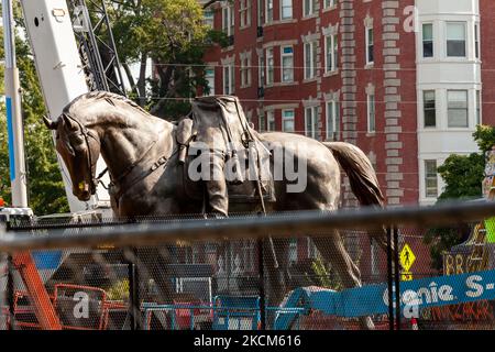 Die kopflose Statue des konföderierten Generals Robert E. Lee, da sie für den Transport in zwei Teile getrennt ist. Das oberste Gericht von Virginia entschied letzte Woche, dass das sechsstöckige Denkmal entfernt werden könnte. Es muss noch entschieden werden, ob das mit Anti-Rassismus-Graffiti bedeckte Podest angesichts seiner prominenten Rolle beim Anti-Rassismus-Aufstand von 2020 in Richmond entfernt wird. (Foto von Allison Bailey/NurPhoto) Stockfoto