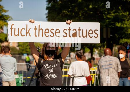 Die Richmond-Aktivistin Emily Gaidowski macht ihre Gefühle über Statuen von konföderierten Figuren, die als Statue von General Robert E. Lee bekannt sind, aus der Monument Avenue. Das oberste Gericht von Virginia entschied letzte Woche, dass das sechsstöckige Denkmal entfernt werden könnte. Es muss noch entschieden werden, ob das mit Anti-Rassismus-Graffiti bedeckte Podest angesichts seiner prominenten Rolle beim Anti-Rassismus-Aufstand von 2020 in Richmond entfernt wird. (Foto von Allison Bailey/NurPhoto) Stockfoto