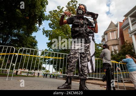 Japhari Jones, ein Aktivist in Richmond, steht vor den Barrikaden, nachdem er unmittelbar nach der Entfernung der Statue des konföderierten Generals Robert E. Lee von der Monument Avenue von der Staatspolizei von Virginia aus dem Schutzgebiet eskortiert wurde. Das oberste Gericht von Virginia entschied letzte Woche, dass das sechsstöckige Denkmal entfernt werden könnte. Es muss noch entschieden werden, ob das mit Anti-Rassismus-Graffiti bedeckte Podest angesichts seiner prominenten Rolle beim Anti-Rassismus-Aufstand von 2020 in Richmond entfernt wird. (Foto von Allison Bailey/NurPhoto) Stockfoto