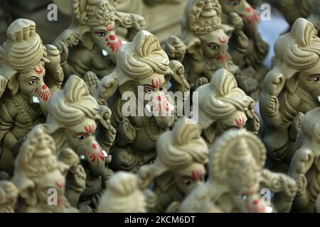 Idole des elefantenköpfigen Hindu-gottes Ganesha können an einem Workshop am Straßenrand im Vorfeld des Ganesh Chaturthi-Festivals am 9. September 2021 in Neu-Delhi, Indien, verkauft werden. (Foto von Mayank Makhija/NurPhoto) Stockfoto