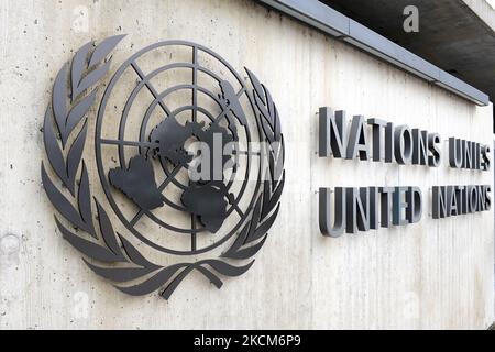 Nahansicht des Logos der Vereinten Nationen am Vordereingang des Büros der Vereinten Nationen in Genf, Schweiz Stockfoto