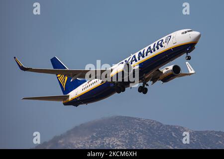 Ein Boeing 737-800-Düsenflugzeug der Low-Cost-Fluggesellschaft Ryanair - Malta Air mit der Registrierung 9H-QBI, das vom Internationalen Flughafen Athen ATH LGAV aus der griechischen Hauptstadt nach Frankfurt Deutschland abfliegt. Das Flugzeug rollt, fliegt ab und fliegt am Himmel. Der Passagierverkehr ist aufgrund der Coronavirus-Pandemie Covid-19, die die Tourismus- und Luftfahrtindustrie getroffen hat, zurückgegangen. Aufgrund der Reisebeschränkungen und der Sicherheitsmaßnahmen wie Lockdowns, Quarantäne, Rapid- und pcr-Tetsing etc. Aufgrund des Covid-19 Coronavirus sank die Zahl der Fluggäste in der Welt Stockfoto