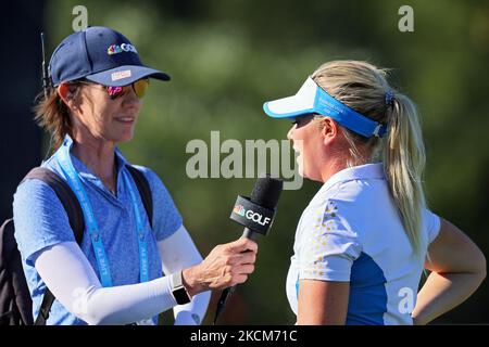 Die finnische und Solheim Cup-Rookie Matilda Castren von Team Europe wird interviewt, nachdem sie ihren Putt am 18 gemacht hat, der das Turnier für das Team Europe während der Finalrunde des Solheim Cup im Inverness Club in Toledo, Ohio, USA, am Montag offiziell gewonnen hat. 6. September 2021. (Foto von Amy Lemus/NurPhoto) Stockfoto