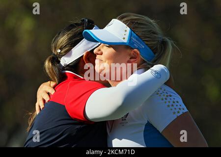 Die finnische Matilda Castren und der Solheim Cup-Rookie des Teams Europa umarmen Lizette Salas vom Team USA, nachdem sie am Montag ihren Putt auf 18 gemacht hatten, der das Turnier für das Team Europe während der Finalrunde des Solheim Cups im Inverness Club in Toledo, Ohio, USA, offiziell gewann. 6. September 2021. (Foto von Amy Lemus/NurPhoto) Stockfoto