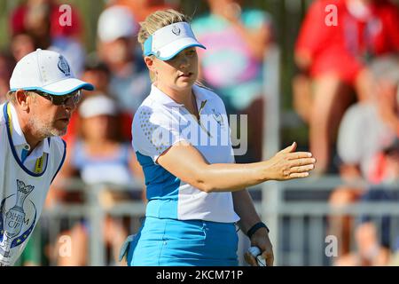 Die finnische Matilda Castren und der Solheim Cup-Rookie des Teams Europe stellen ihren Putt auf the18. Green an, die das Turnier für das Team Europe während der Finalrunde des Solheim Cup im Inverness Club in Toledo, Ohio, USA, am Montag offiziell gewonnen haben. 6. September 2021. (Foto von Amy Lemus/NurPhoto) Stockfoto