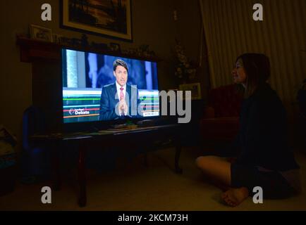 Eine Frau sieht Justin Trudeau, den Führer der Liberalen Partei Kanadas, während der offiziellen Debatte der Bundeswahlleiter im Fernsehen in ihrem Haus in Edmonton sprechen. Fünf Staats- und Regierungschefs nehmen an der englischsprachigen Debatte mit dem Blockführer Yves-François Blanchet, dem Vorsitzenden der Konservativen Partei Kanadas Erin O’Toole, dem Vorsitzenden der Grünen Partei Kanadas Annamie Paul, dem Vorsitzenden der Liberalen Partei Kanadas Justin Trudeau und dem Vorsitzenden der Neuen Demokratischen Partei Jagmeet Singh Teil. Am Donnerstag, den 9. September 2021, in Edmonton, Alberta, Kanada. (Foto von Artur Widak/NurPhoto) Stockfoto