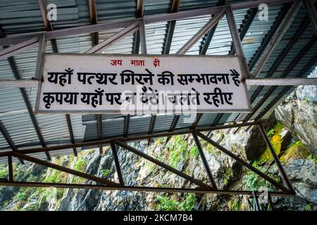 Juli 5. 2022 Katra, Jammu und Kaschmir, Indien. Eine öffentliche Bekanntmachung in Hindi-Sprache geschrieben, die sich mit den Gefahren von fallenden Steinen aus dem Moun befasst Stockfoto