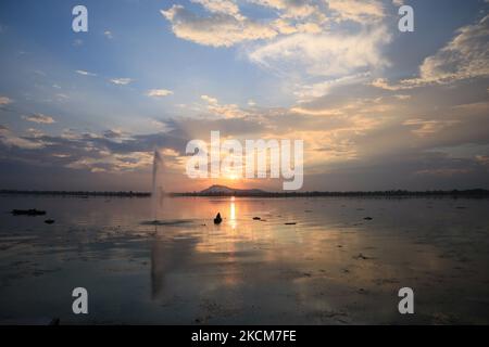 Ein Bootsmann rudert sein Boot während des Sonnenuntergangs in Dal Lake Srinagar, dem indischen Kaschmir am 09. September 2021. (Foto von Muzamil Mattoo/NurPhoto) Stockfoto