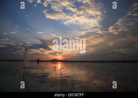 Sonnenuntergang in Dal Lake Srinagar, indisch verwaltetes Kaschmir am 09. September 2021. (Foto von Muzamil Mattoo/NurPhoto) Stockfoto