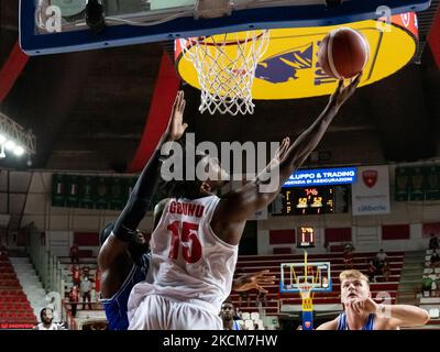 15 John Egbunu während des Super Coppa Itariana-Spiels zwischen OpenJobMetis Varese und Banco di Sardegna Sassari am 8. September 2021 in Varese, Italien. (Foto von Fabio Averna/NurPhoto) Stockfoto