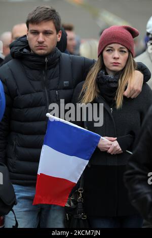 14. November 2015, Toronto, Ontario, Kanada --- Hunderte nehmen an einer Mahnwache auf dem Nathan Phillips Square in Toronto, Kanada, Teil, um einen Tag nach den Terroranschlägen in Paris Solidarität mit den Bürgern Frankreichs zu zeigen. Dschihadisten des Islamischen Staats behaupteten am 13. November in Paris eine Reihe koordinierter Angriffe von Schützen und Selbstmordattentätern, bei denen mindestens 129 Menschen getötet und mehr als 350 bei Szenen des Gemetzels in einer Konzerthalle, Restaurants und im Nationalstadion verletzt wurden. Dieser Angriff ist der tödlichste Angriff in Paris seit dem Zweiten Weltkrieg. --- (Foto von Creative Touch Imaging Ltd./NurPhoto) Stockfoto