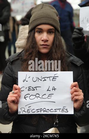 14. November 2015, Toronto, Ontario, Kanada --- Ein französisches Mädchen, das Kanada besucht, ist unter Hunderten bei einer Mahnwache auf dem Nathan Phillips Square in Toronto, Kanada, um einen Tag nach den Terroranschlägen in Paris Solidarität mit den Bürgern Frankreichs zu zeigen. Dschihadisten des Islamischen Staats behaupteten am 13. November in Paris eine Reihe koordinierter Angriffe von Schützen und Selbstmordattentätern, bei denen mindestens 129 Menschen getötet und mehr als 350 bei Szenen des Gemetzels in einer Konzerthalle, Restaurants und im Nationalstadion verletzt wurden. Dieser Angriff ist der tödlichste Angriff in Paris seit dem Zweiten Weltkrieg. --- (Foto von Creative Touch Stockfoto