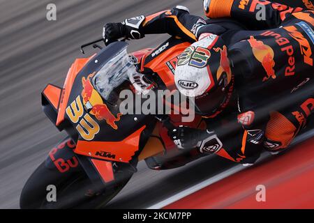 Brad Binder (33) aus Südafrika und Red Bull KTM Factory Racing beim freien Training des Gran Premio TISSOT de Aragon auf dem Motorland Aragon Circuit am 10. August 2021 in Alcaniz, Spanien. (Foto von Jose Breton/Pics Action/NurPhoto) Stockfoto