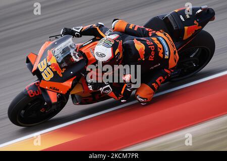 Brad Binder (33) aus Südafrika und Red Bull KTM Factory Racing beim freien Training des Gran Premio TISSOT de Aragon auf dem Motorland Aragon Circuit am 10. August 2021 in Alcaniz, Spanien. (Foto von Jose Breton/Pics Action/NurPhoto) Stockfoto