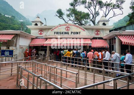 Juli 5. 2022 Katra, Jammu und Kaschmir, Indien. Personen in der Warteschlange am Check-Point am Eingangstor. Shri Mata Vaishno Devi-Schrein, eine hindu-Pilgerfahrt. Stockfoto