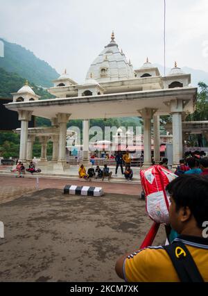 Juli 5. 2022 Katra, Jammu und Kaschmir, Indien. Personen in der Warteschlange am Check-Point am Eingangstor. Shri Mata Vaishno Devi-Schrein, eine hindu-Pilgerfahrt. Stockfoto